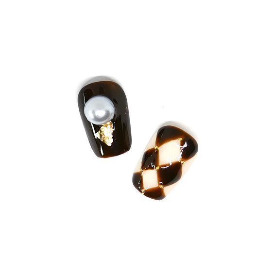 Press-On Nails: Classic Charms